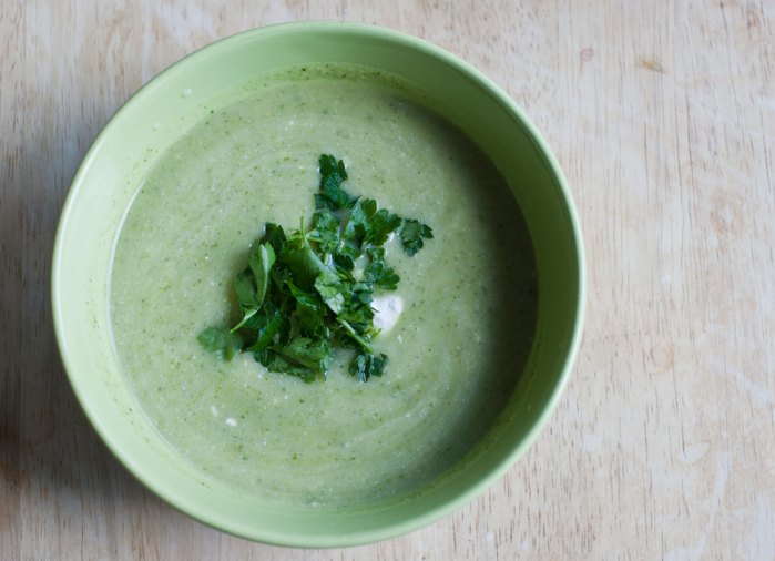 Supa de broccoli cu smantana si verdeata